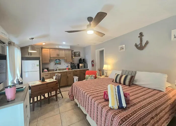 Villa: An Island Getaway At Palm Tree Villas